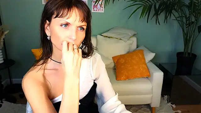 Snapshot of Elizabe_th chatting on January 20, 2025, 9:24 am Elizabe th online show from January 20, 2025, 9:24 am