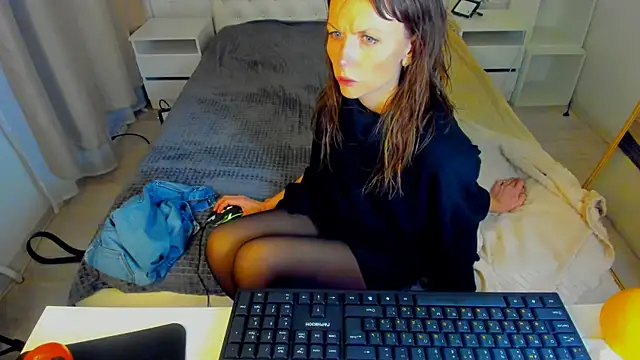 Snapshot of Elizabe_th chatting on January 22, 2025, 12:48 am Elizabe th online show from January 22, 2025, 12:48 am