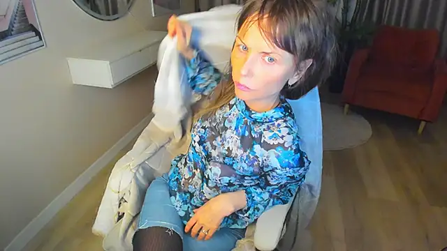 Snapshot of Elizabe_th chatting on February 6, 2025, 10:21 pm Elizabe th online show from February 6, 2025, 10:21 pm