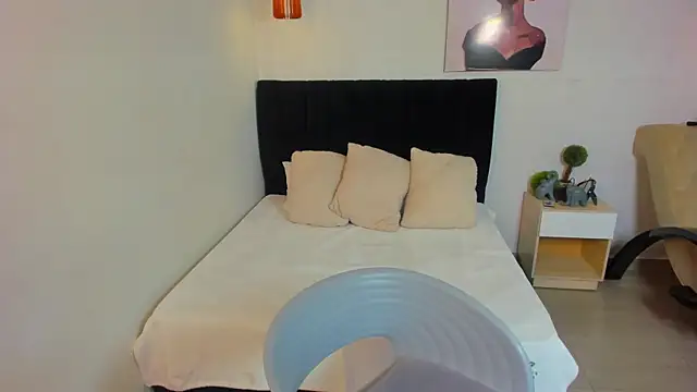 Scarlett  bell online show from October 10, 2025, 1:32 pm