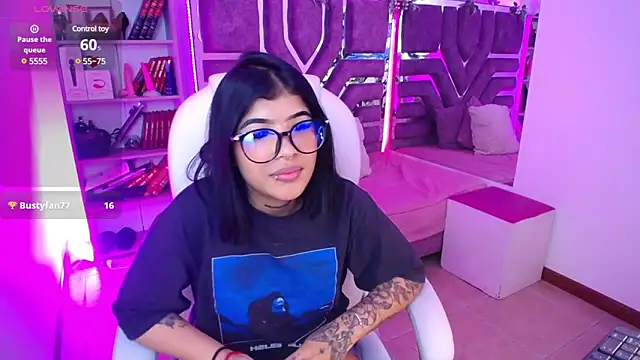 Snapshot of AliceWalker_11 chatting on February 3, 2025, 2:36 am AliceWalker 11 online show from February 3, 2025, 2:36 am