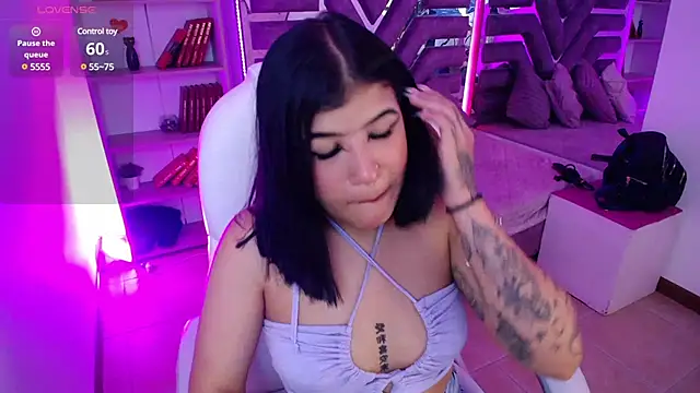 Snapshot of AliceWalker_11 chatting on February 4, 2025, 9:41 pm AliceWalker 11 online show from February 4, 2025, 9:41 pm