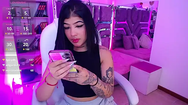 Snapshot of AliceWalker_11 chatting on February 6, 2025, 8:02 pm AliceWalker 11 online show from February 6, 2025, 8:02 pm