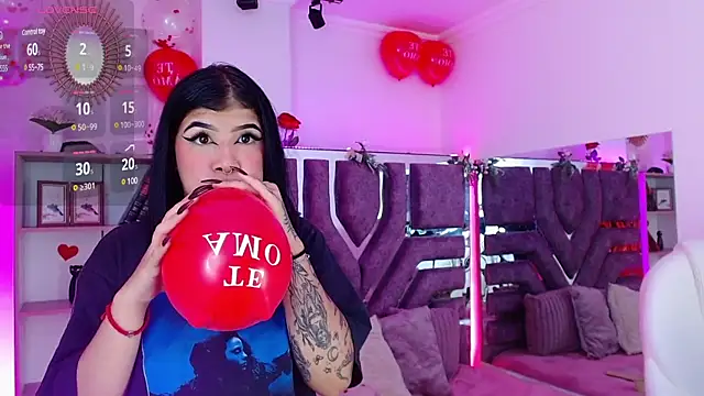 Snapshot of AliceWalker_11 chatting on February 7, 2025, 8:10 pm AliceWalker 11 online show from February 7, 2025, 8:10 pm