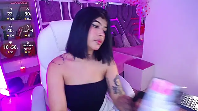 Snapshot of AliceWalker_11 chatting on February 10, 2025, 8:10 pm AliceWalker 11 online show from February 10, 2025, 8:10 pm