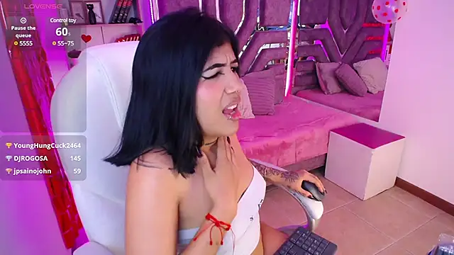 Snapshot of AliceWalker_11 chatting on February 12, 2025, 2:03 am AliceWalker 11 online show from February 12, 2025, 2:03 am