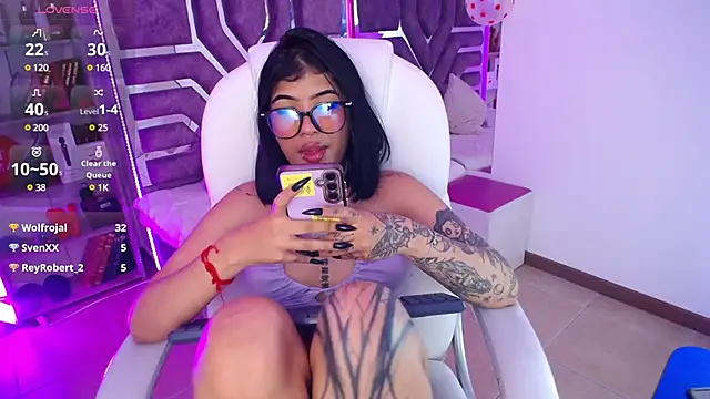 Snapshot of AliceWalker_11 chatting on February 18, 2025, 11:08 pm AliceWalker 11 online show from February 18, 2025, 11:08 pm