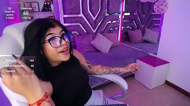 Snapshot of AliceWalker_11 chatting on February 21, 2025, 2:17 am AliceWalker 11 online show from February 21, 2025, 2:17 am