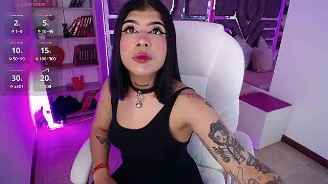 Snapshot of AliceWalker_11 chatting on February 27, 2025, 8:20 pm AliceWalker 11 online show from February 27, 2025, 8:20 pm