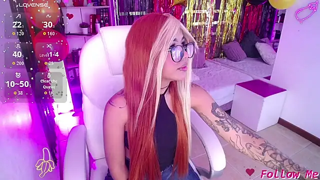 Snapshot of AliceWalker_11 chatting on September 20, 2025, 8:21 pm AliceWalker 11 online show from September 20, 2025, 8:21 pm