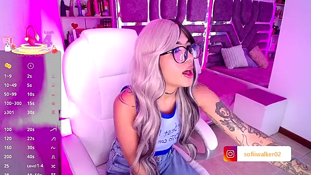 Snapshot of AliceWalker_11 chatting on October 9, 2025, 9:02 pm AliceWalker 11 online show from October 9, 2025, 9:02 pm