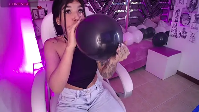 Snapshot of AliceWalker_11 chatting on October 17, 2025, 8:11 pm AliceWalker 11 online show from October 17, 2025, 8:11 pm