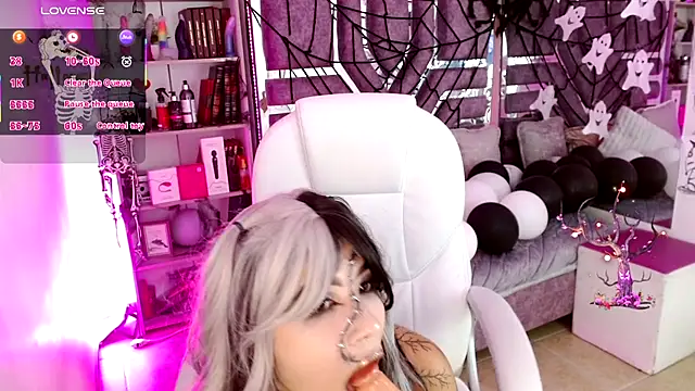 Snapshot of AliceWalker_11 chatting on November 1, 2025, 5:37 pm AliceWalker 11 online show from November 1, 2025, 5:37 pm