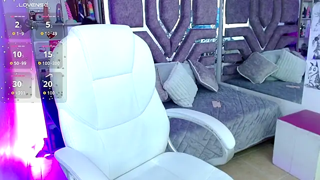 Snapshot of AliceWalker_11 chatting on November 12, 2025, 9:14 pm AliceWalker 11 online show from November 12, 2025, 9:14 pm