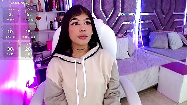 Snapshot of AliceWalker_11 chatting on November 18, 2025, 8:13 pm AliceWalker 11 online show from November 18, 2025, 8:13 pm