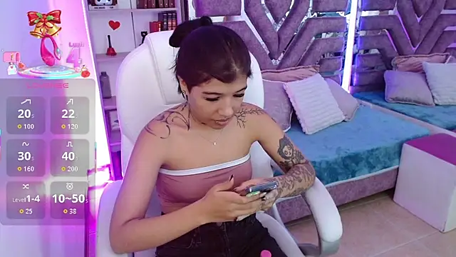 Snapshot of AliceWalker_11 chatting on November 23, 2025, 6:19 pm AliceWalker 11 online show from November 23, 2025, 6:19 pm