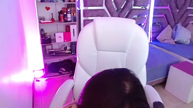 Snapshot of AliceWalker_11 chatting on December 3, 2025, 7:01 pm AliceWalker 11 online show from December 3, 2025, 7:01 pm