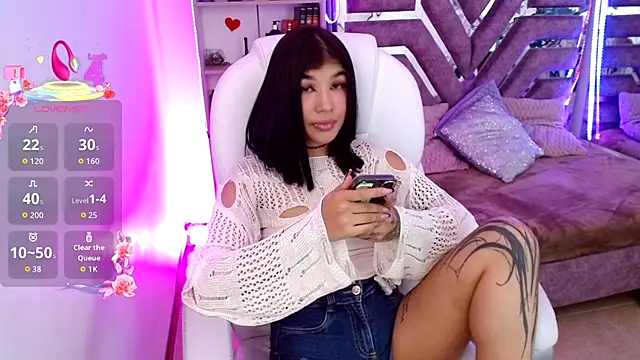 Snapshot of AliceWalker_11 chatting on December 4, 2025, 8:39 pm AliceWalker 11 online show from December 4, 2025, 8:39 pm