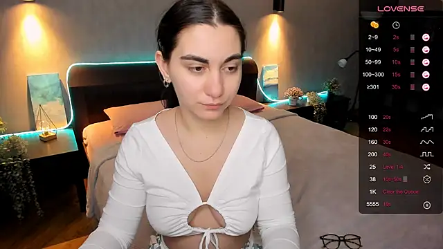 hannacheekss  online show from February 7, 2025, 9:58 am