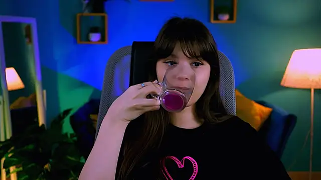 EvaThopson online show from April 23, 2026, 10:03 am