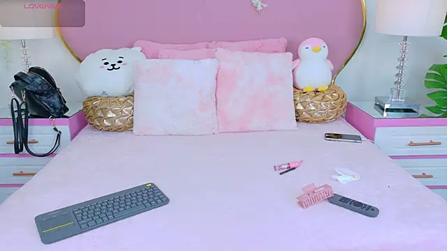 NahiaraReina online show from October 21, 2025, 1:01 pm