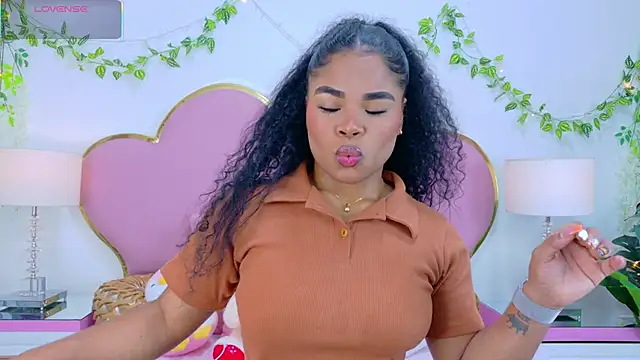 NahiaraReina online show from November 1, 2025, 1:46 pm