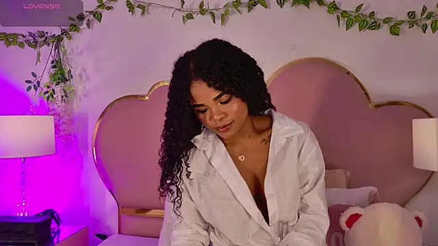 NahiaraReina online show from June 3, 2026, 2:33 pm