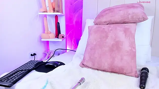 LauraSmith-01 online show from March 8, 2025, 2:01 am