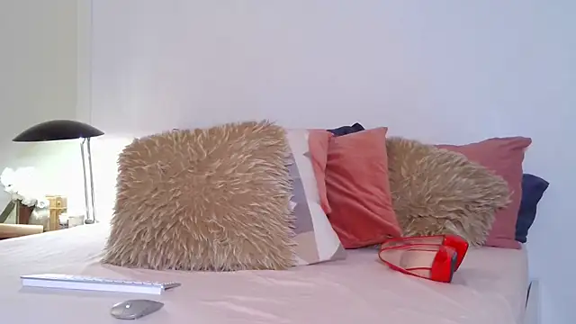 JuliaMartini online show from November 28, 2025, 10:18 am