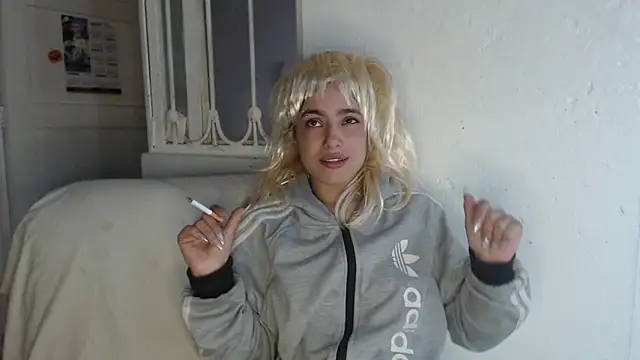 skinny sweet2411 online show from November 12, 2025, 3:12 pm