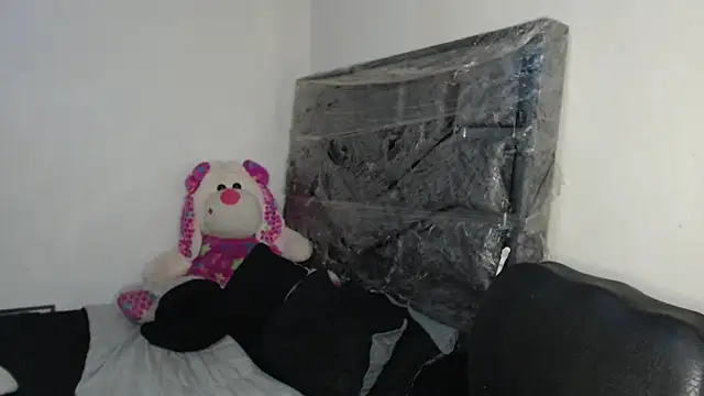 skinny sweet2411 online show from February 21, 2026, 7:37 pm