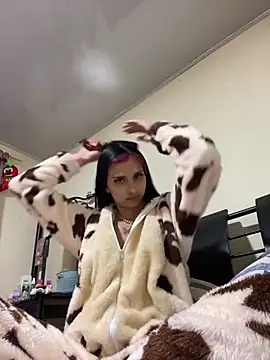 Hilary pinkk online show from February 19, 2025, 2:23 am