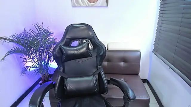 lunoxx  online show from November 14, 2025, 4:49 pm