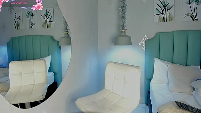 Khenta Michells online show from February 12, 2025, 1:37 pm