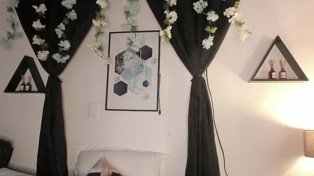 Khenta Michells online show from April 6, 2026, 10:27 am