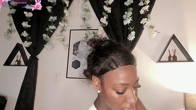 Khenta Michells online show from April 24, 2026, 10:39 am