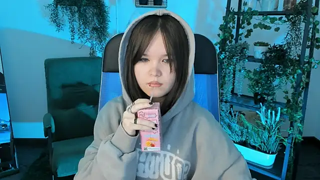 Elainebeness online show from April 24, 2026, 8:33 pm