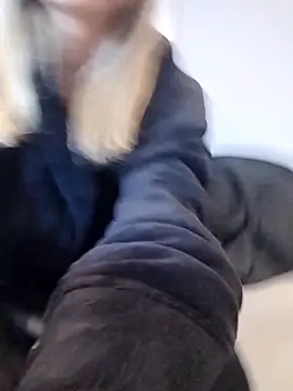 fofinhaa12 online show from September 19, 2025, 1:34 pm