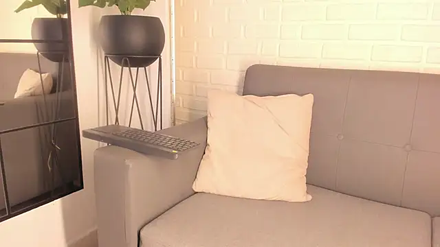 karina gomez 18 online show from February 18, 2025, 3:21 am