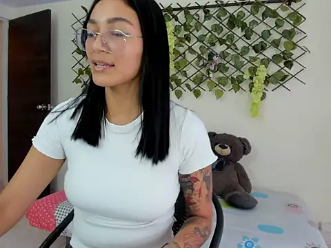 ASIAM BRUNET online show from September 27, 2025, 6:13 pm