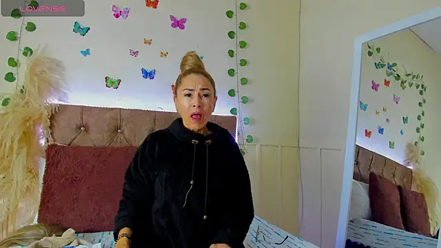 Snapshot of emagarcia chatting on October 18, 2025, 12:39 pm emagarcia online show from October 18, 2025, 12:39 pm