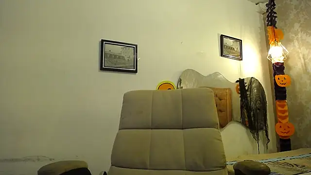 Snapshot of LAURA_SMIITH chatting on October 24, 2025, 6:48 pm LAURA SMIITH online show from October 24, 2025, 6:48 pm