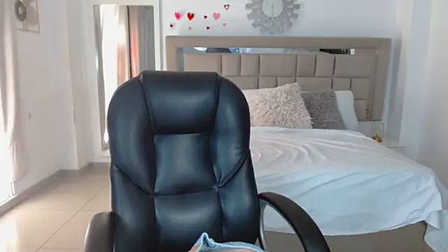 zoecruzz online show from September 12, 2025, 2:39 pm