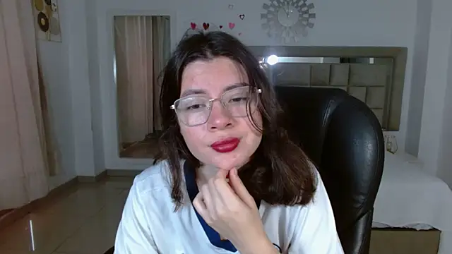 zoecruzz online show from October 7, 2025, 3:09 pm