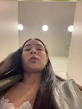 Snapshot of Holly_Play chatting on April 24, 2026, 11:45 am Holly Play online show from April 24, 2026, 11:45 am
