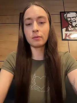 Snapshot of Holly_Play chatting on June 2, 2026, 9:55 am Holly Play online show from June 2, 2026, 9:55 am