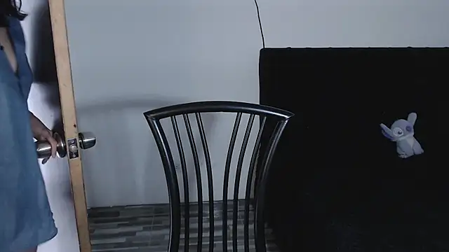 LESLIEBLACK  online show from February 19, 2025, 9:47 pm