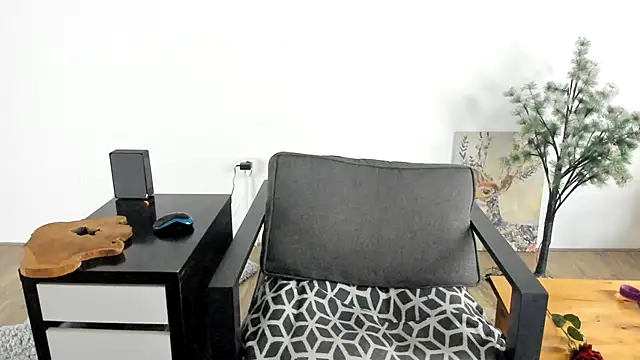 MendiPetite online show from March 18, 2025, 9:32 pm