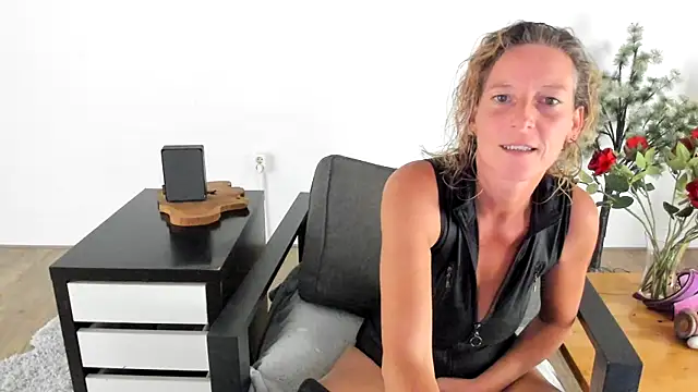 MendiPetite online show from September 11, 2025, 8:31 pm