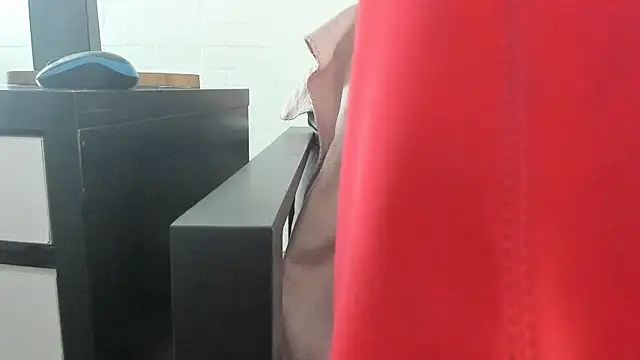 MendiPetite online show from February 19, 2026, 9:22 pm